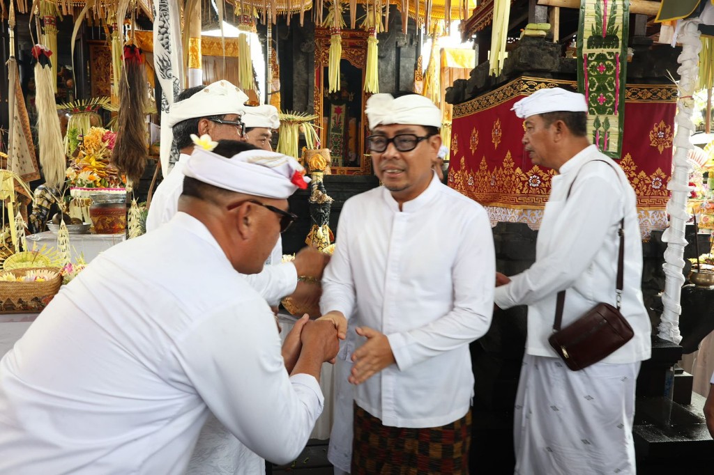 Wawali Arya Wibawa Hadiri Karya Ngenteg Linggih di Sanggah Paibon Sentana Dalem Tarukan Pedungan