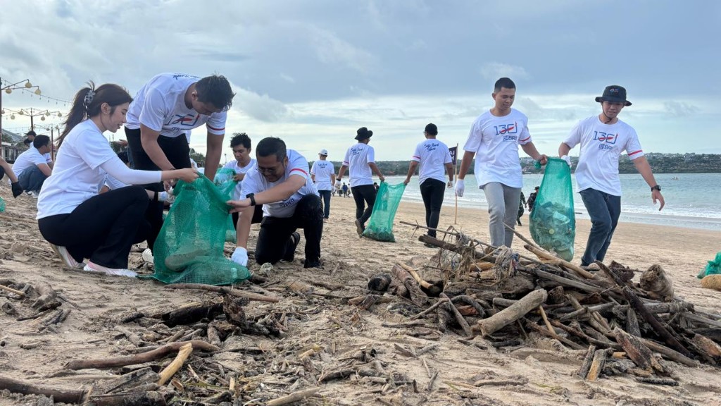 BRI Region 17 Denpasar Bersihkan 931 Kg Sampah di Pantai Kedonganan, Dukung Gerakan Indonesia ASRI