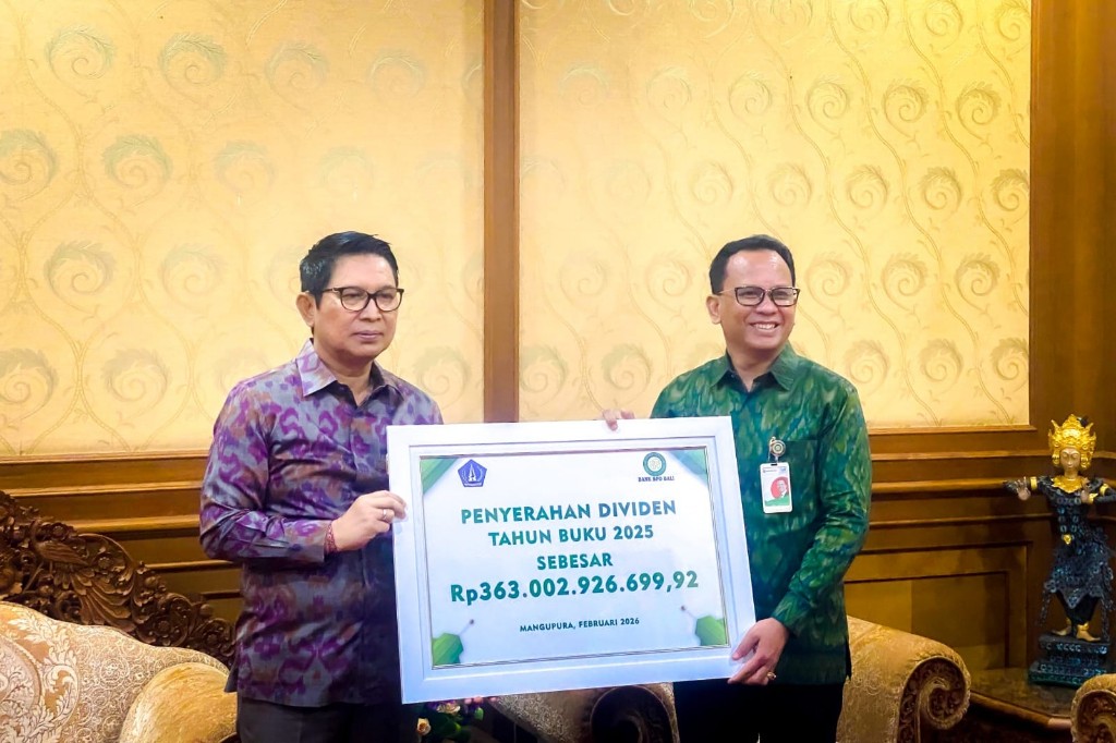 Dokumentasi dari - Bupati Adi Arnawa Terima Dividen Bank BPD Bali