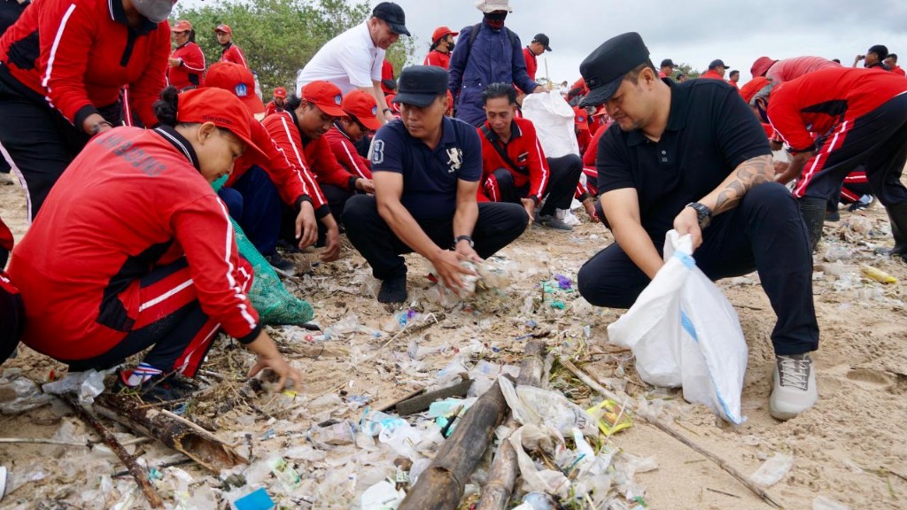 Wabup Bagus Alit Sucipta Turun Langsung Tangani Sampah Musiman