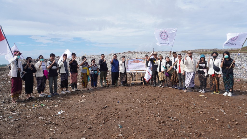 Dilantik di TPA Suwung, KMHDI Bali Tegaskan Kawal Isu Sampah