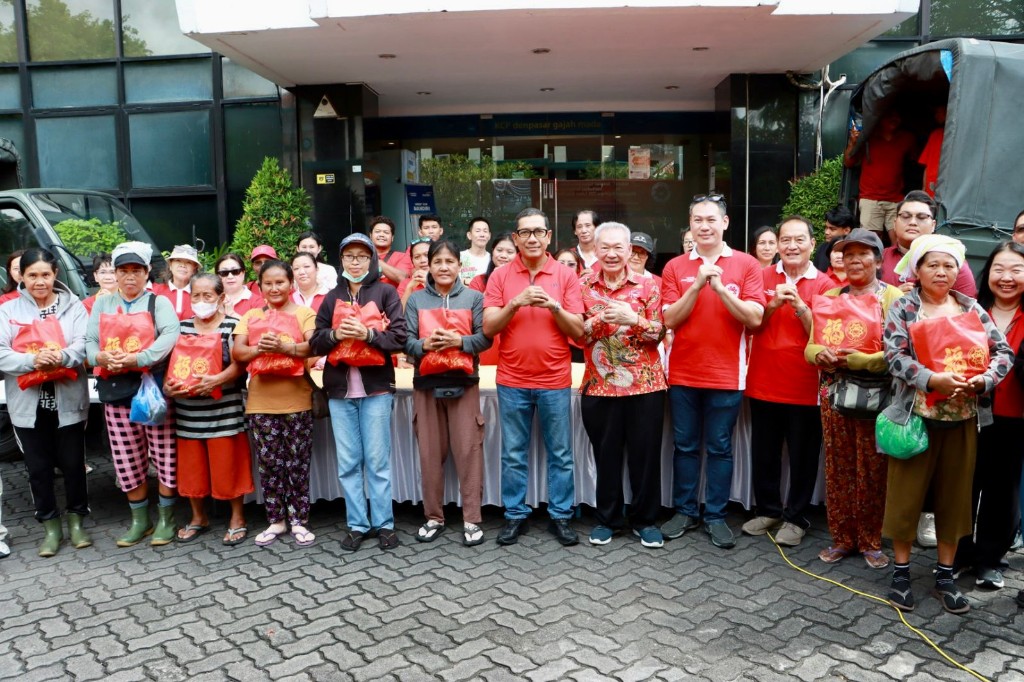 Sekda Eddy Mulya Hadiri Aksi Sosial dan Berbagi 1.200 Paket Sembako Yayasan MTB Henhao Bali