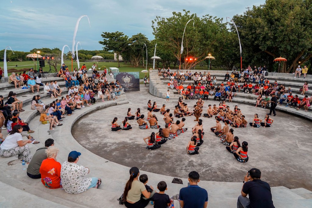 Perpaduan Budaya di Tepi Pantai: Kecak dan Barongsai Meriahkan Imlek di The Nusa Dua