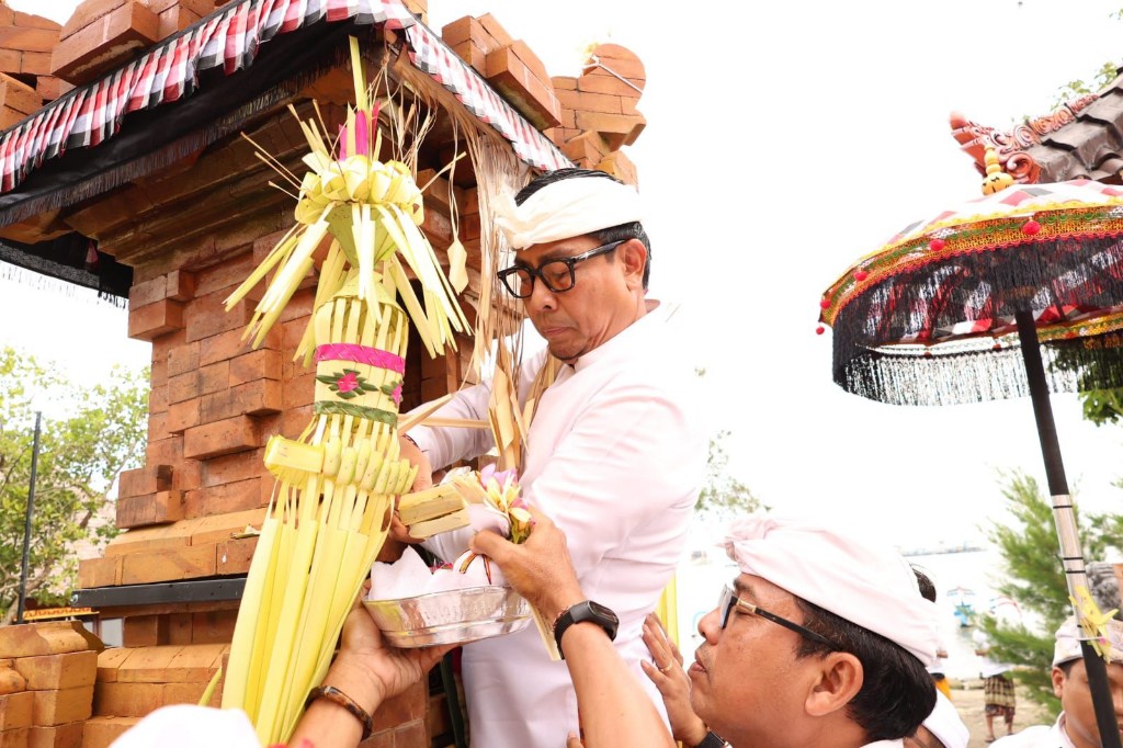 Wawali Arya Wibawa Mendem Pedagingan di Pura Segara Giri Wisesa Sidekarya 