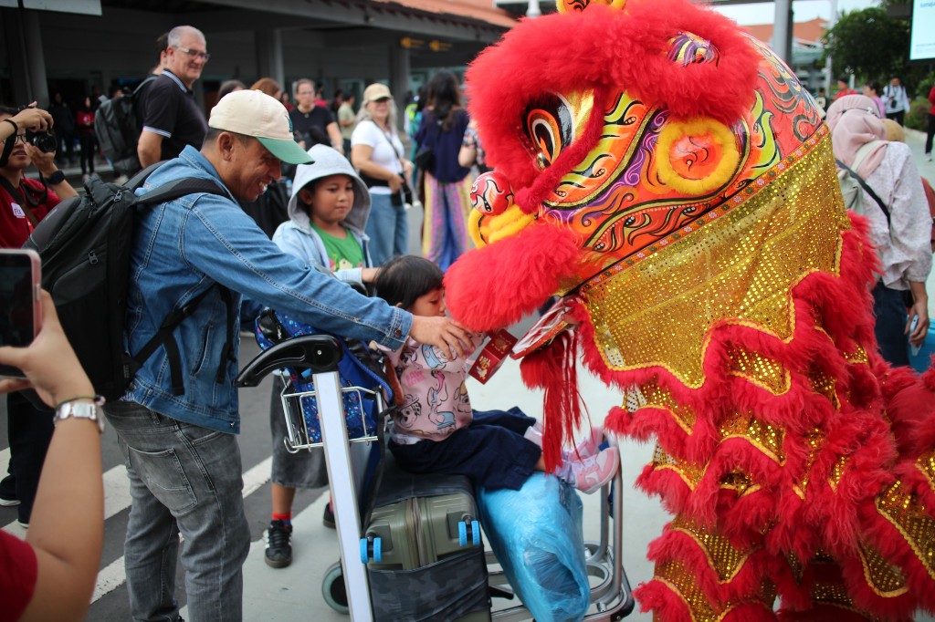 Semarak Imlek 2557 Kongzili di Bandara Internasional I Gusti Ngurah Rai, Barongsai dan Jeruk Mandarin Sambut Penumpang