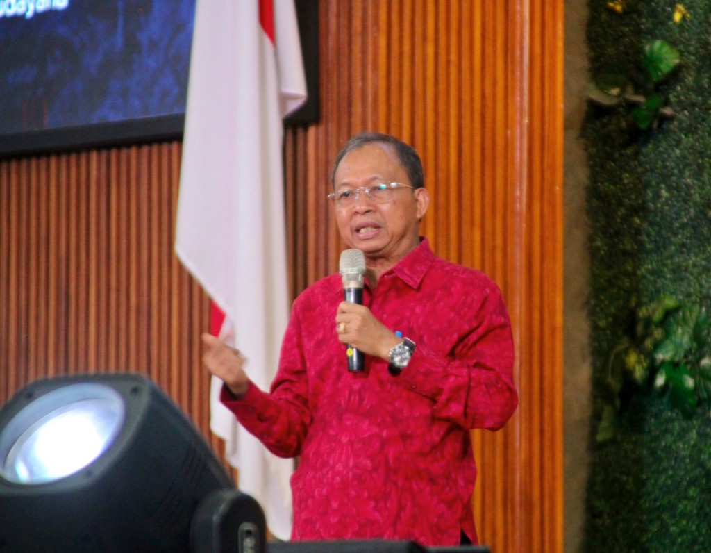 Diskusi Publik “Sang Pewahyu Rakyat” di UNUD, Gubernur Wayan Koster Jabarkan Program 1 Keluarga 1 Sarjana