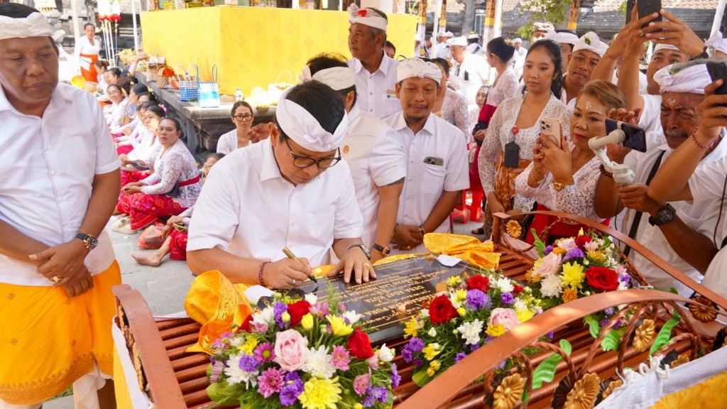 Dokumentasi dari - I Wayan Adi Arnawa Tandatangani Prasasti, Hadiri Melaspas di Pura Dalem Kahyangan dan Pura Penataran Desa Adat Kuta