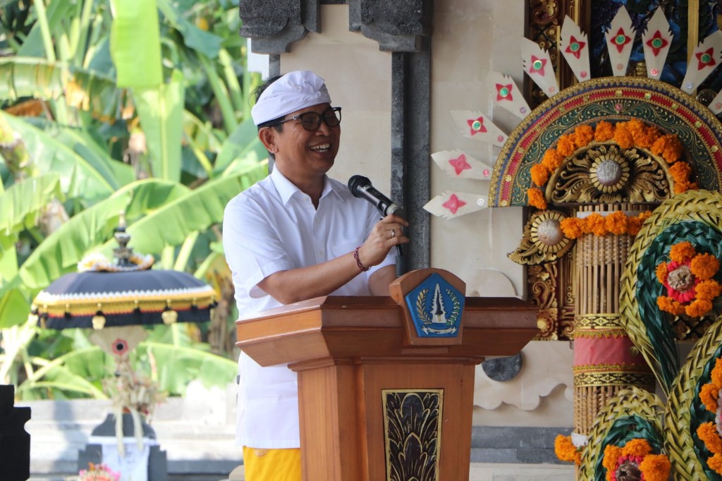 Dokumentasi dari - Bupati Adi Arnawa Hadiri Melaspas Pelinggih dan Balai Banjar Tegal Saat Delodan Kapal