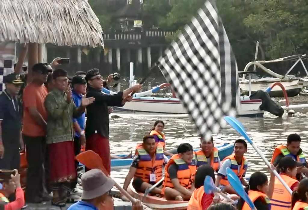 Walikota Jaya Negara Lepas Ratusan Siswa dan Generasi Muda Ikuti Susur Mangrove