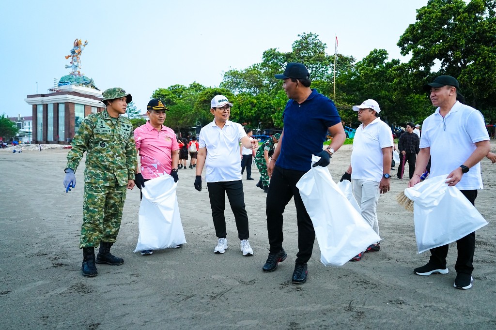 HPSN 2026, Bupati Adi Arnawa dan Ketua DPRD Badung Pimpin Korve Bersih Sampah di Pantai Kuta