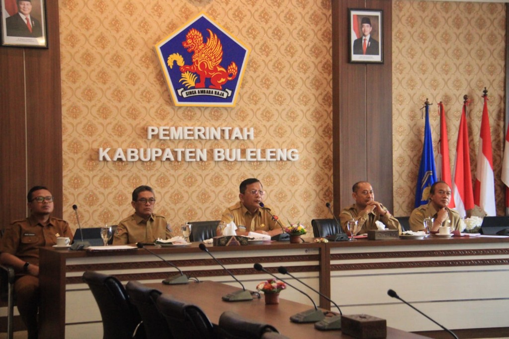 Dokumentasi dari - Bupati Sutjidra Serahkan Hibah Rp 13,8 Miliar untuk Desa Adat dan Subak se-Buleleng