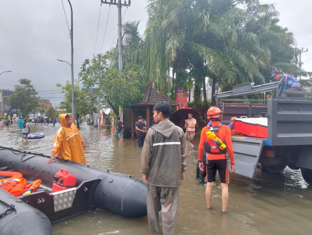 Dokumentasi dari - Aksi Heroik di Tengah Banjir Kuta: Ditpolairud Polda Bali dan Basarnas Denpasar Evakuasi Warga Tanpa Korban Jiwa