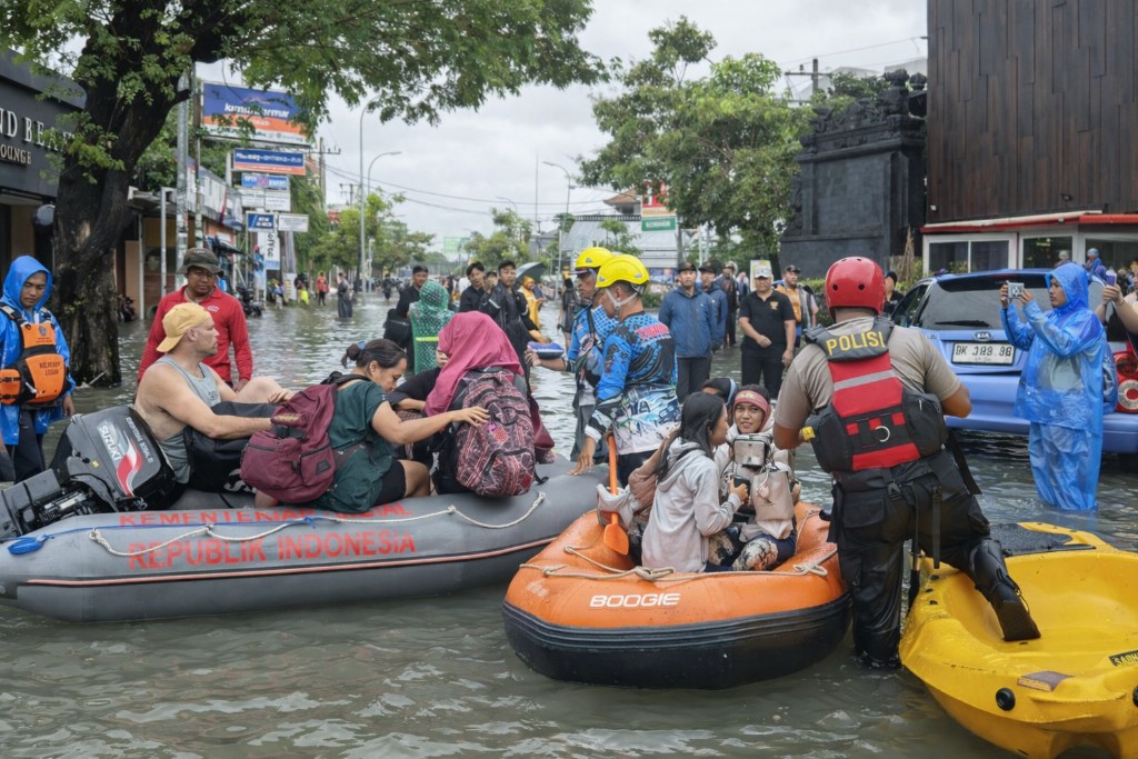 Totalitas Menghadapi Banjir