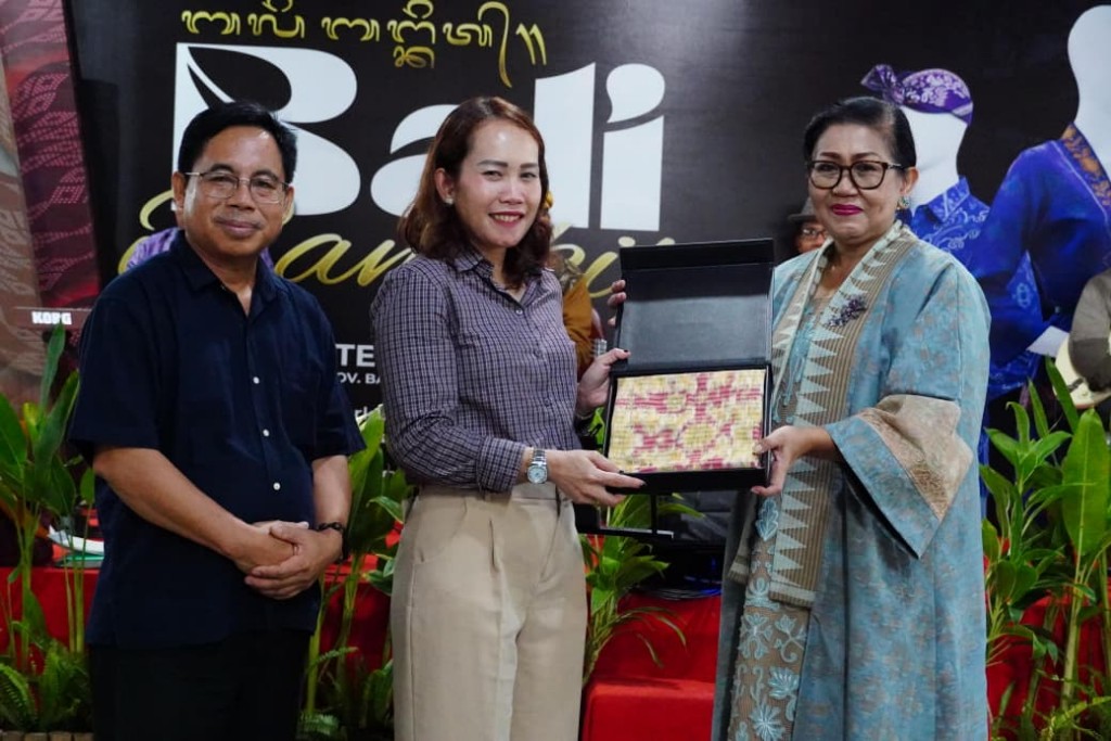Terima Kunjungan DPRD Gunung Mas, Putri Koster Promosikan Kerajinan Bali