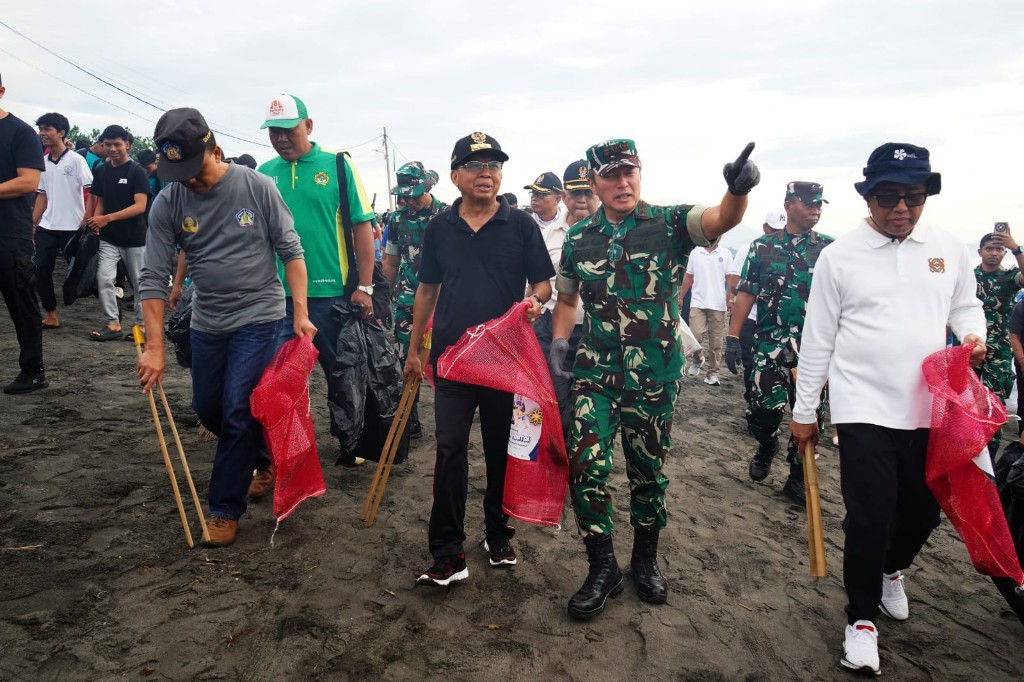 Gubernur Koster Pimpin Gerakan Bersih Sampah, Total 27.500 Warga se-Bali Turun ke Lokasi