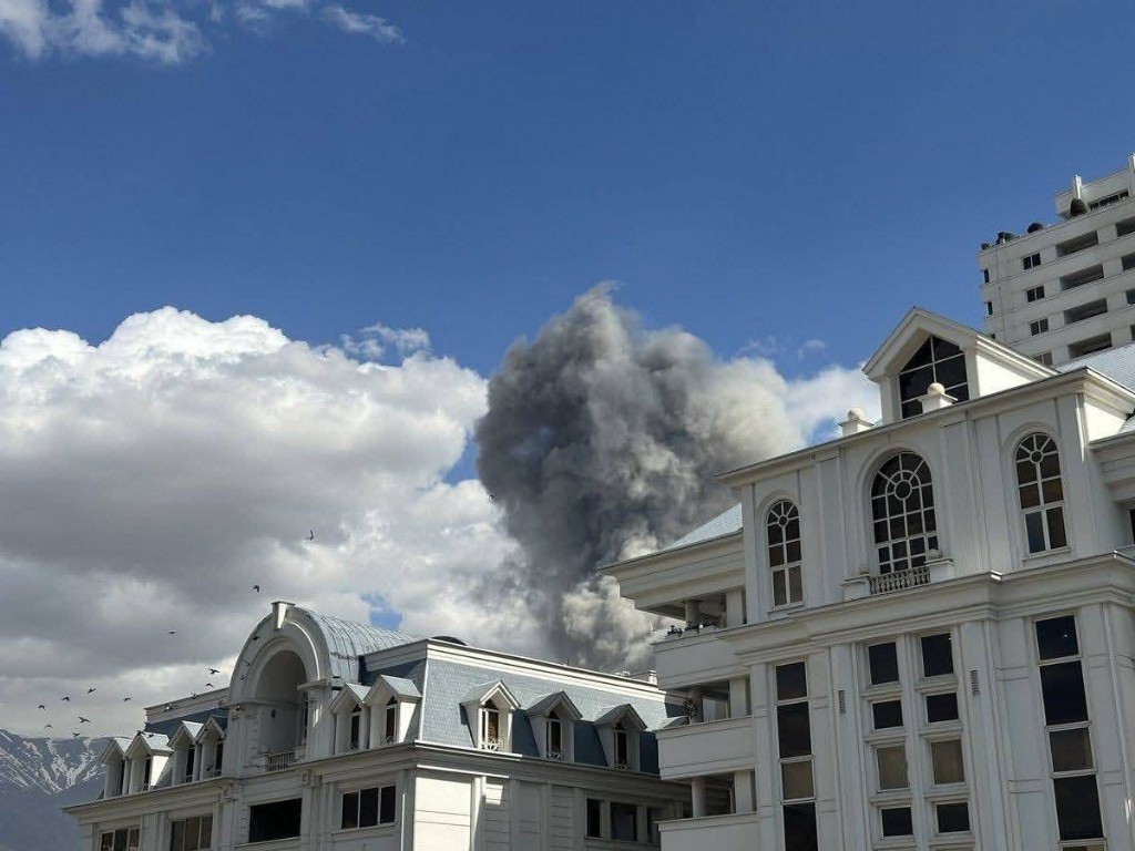 Iran, Pertarungan Dua Bendera