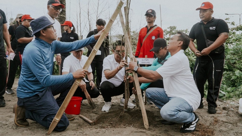 Dokumentasi dari - Bupati dan Ketua DPRD Badung Pimpin Gerakan Bersih Sampah di Pantai Petitenget
