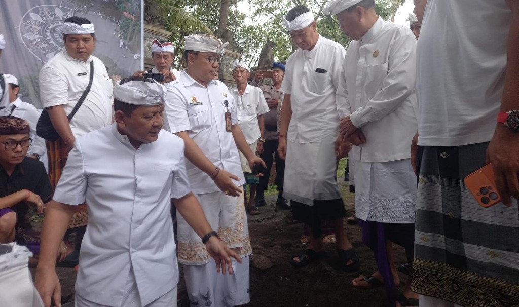 Dokumentasi dari - Bupati Sutjidra Lakukan Peletakan Batu Pertama, Penataan Kawasan Lovina, Siapkan dana Rp 14,1 Miliar