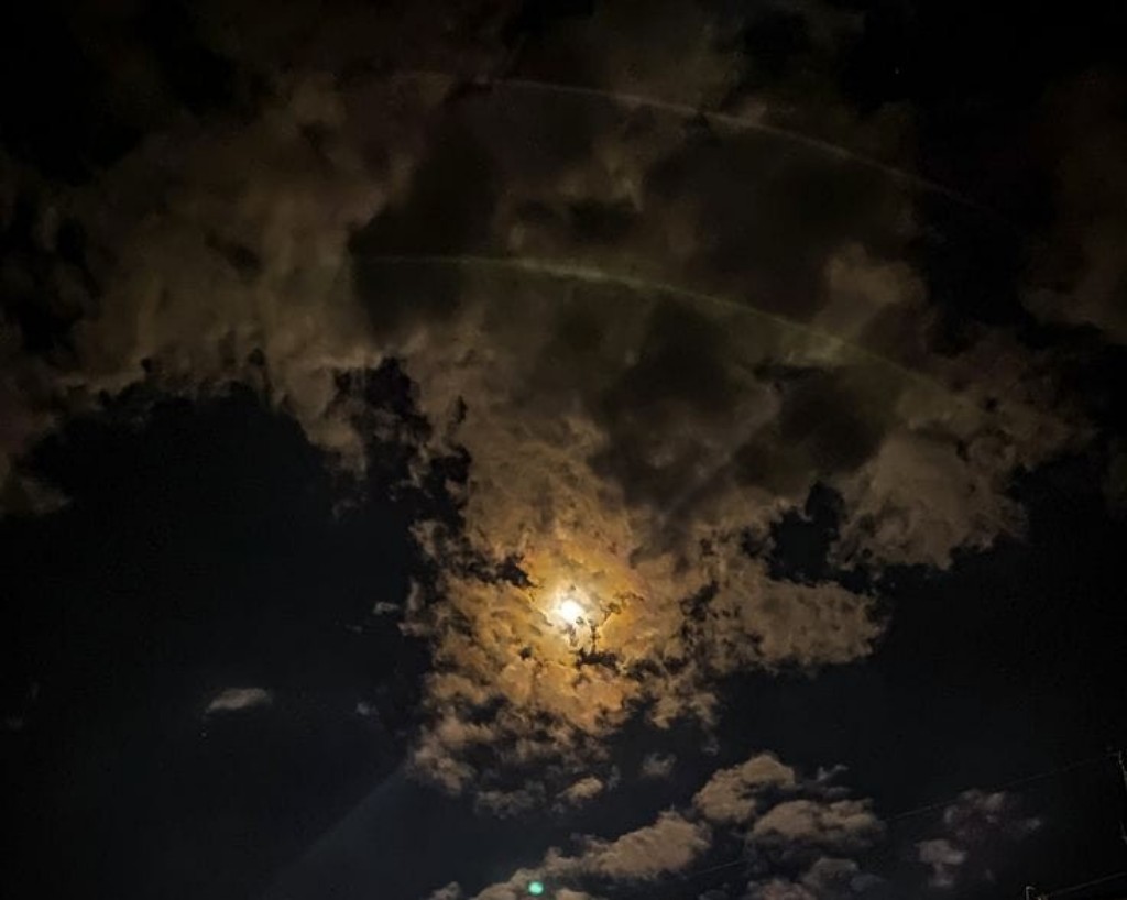 Gerhana Bulan di Stana Universal Dewata Nawa Sanga: Tradisi Memukul Kentongan untuk Mengiringi Fenomena Alam