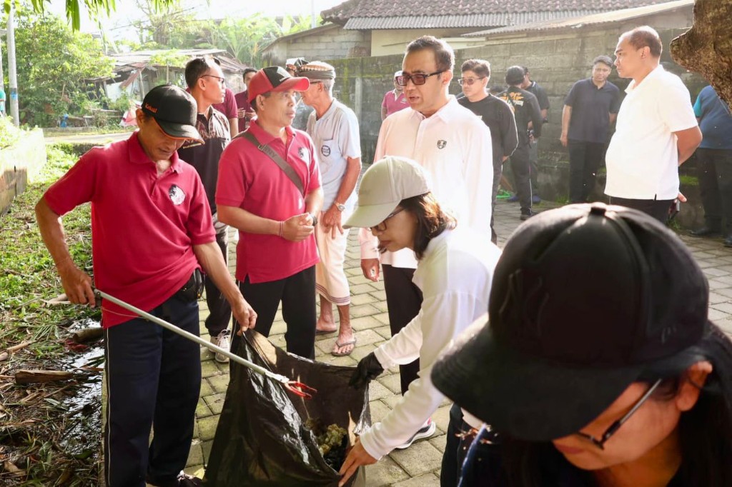 Dokumentasi dari - Walikota Jaya Negara Hadiri Aksi Bersih-Bersih dan Sosialisasi Pengelolaan Sampah Berbasis Sumber di Kesiman Kertalangu