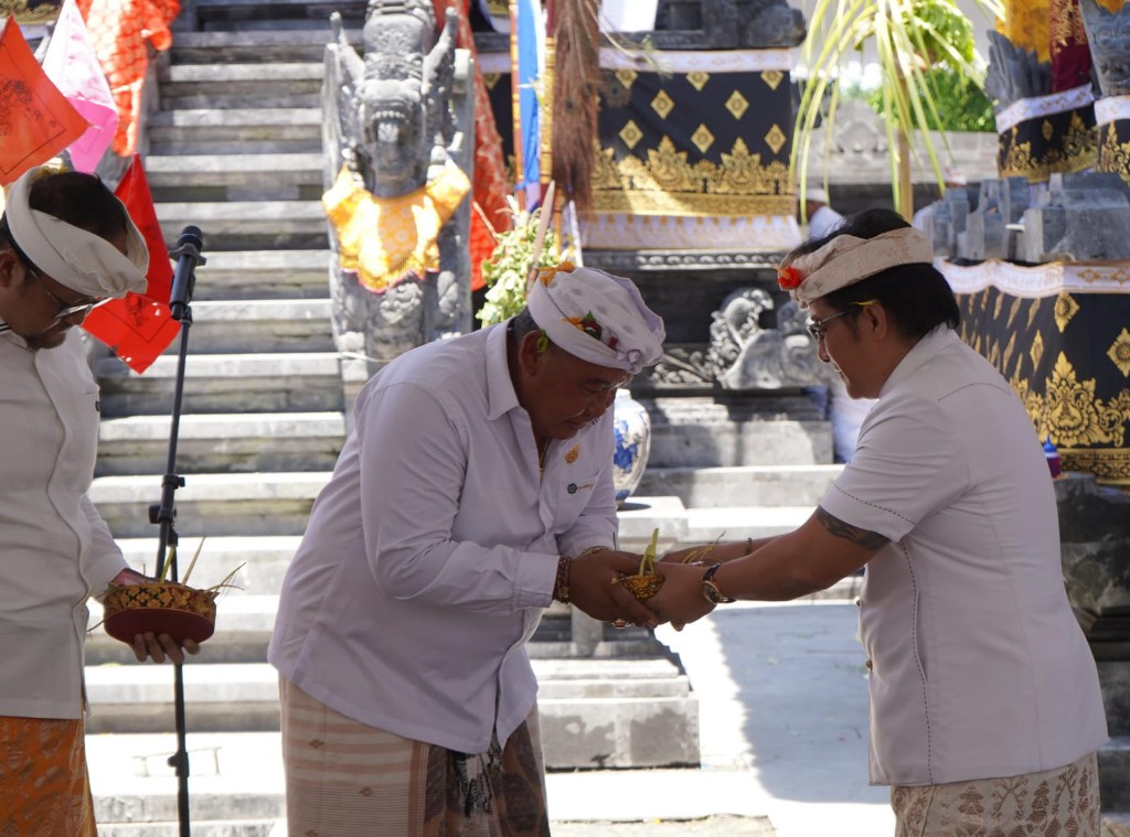Wagub Bali Nyoman Giri Prasta Ngayah dalam Rangkaian Karya di Pura Puseh Desa Adat Kuta