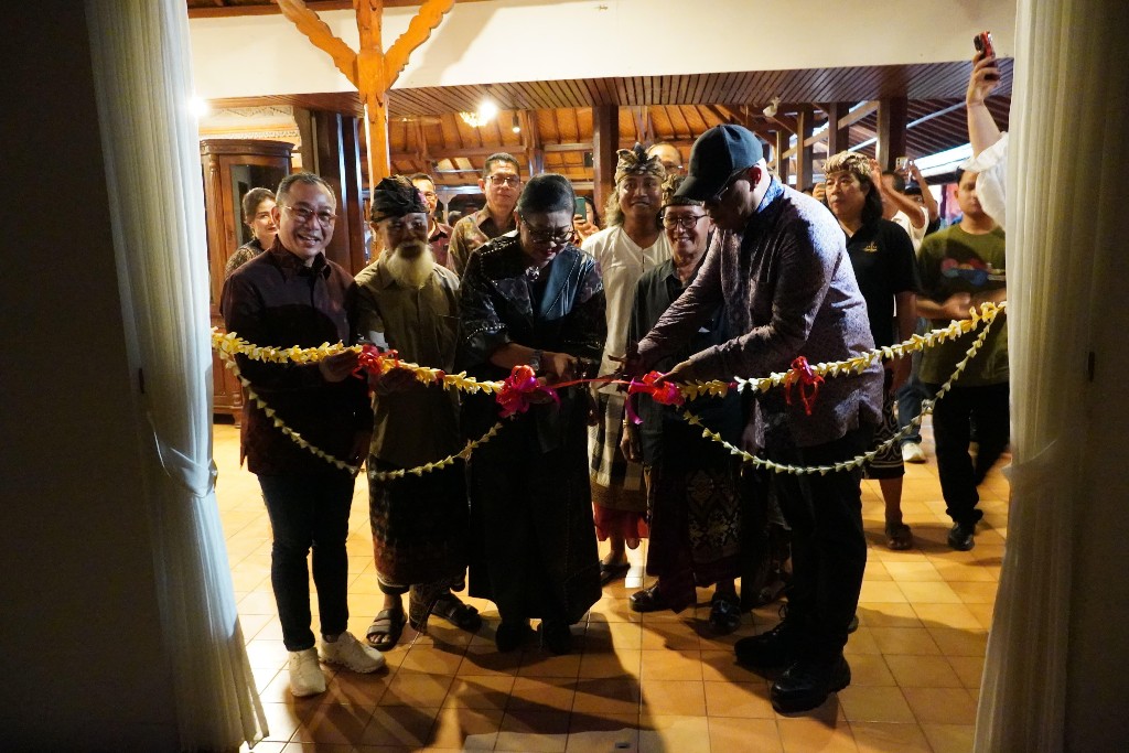 Buka Pameran Seni Rupa “Tutur Ayu”, Ibu Putri Koster Tegaskan Bali Harus Tetap Berakar pada Budaya