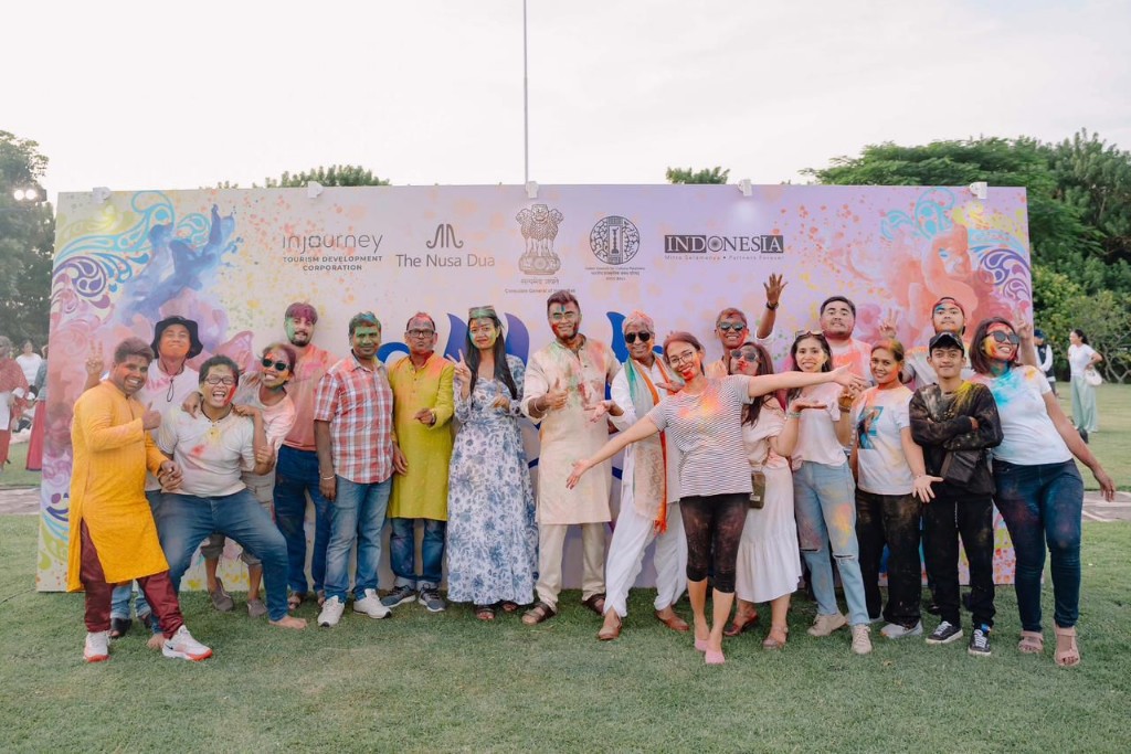 Meriah Perayaan Holi, Saling Lempar Bubuk Warna di Bali