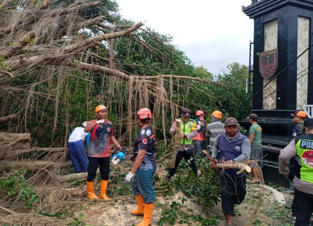 Dokumentasi dari - Cuaca Ekstrem Terjang Batang: Tim Gabungan Bergerak Cepat Tangani Bencana