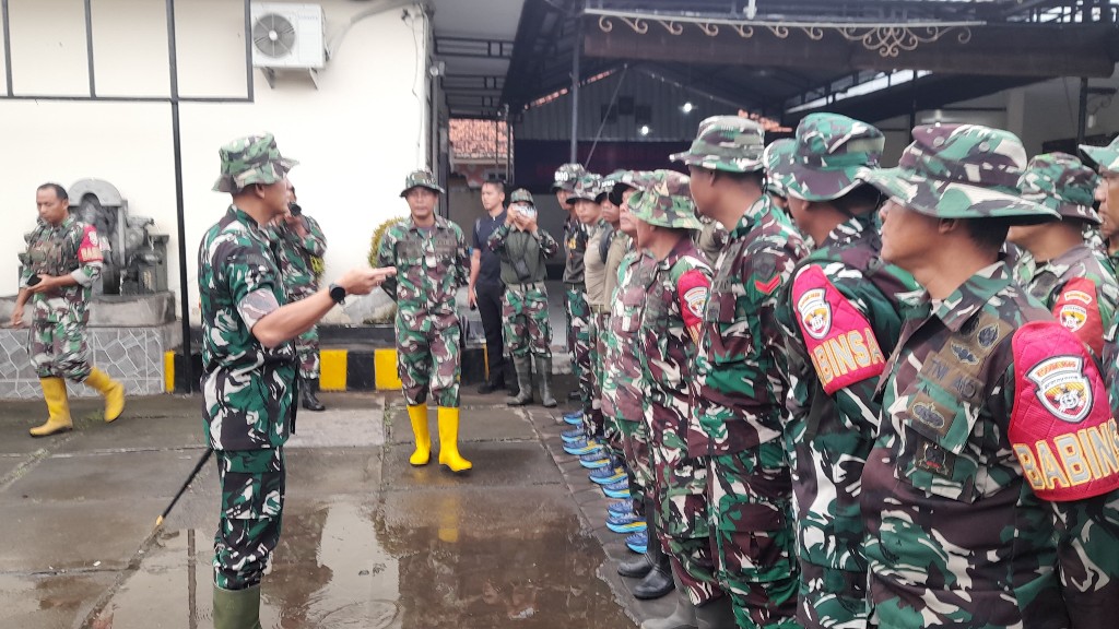 Dokumentasi dari - Banjir Bandang di Banjar : Dandim 1609/Buleleng, Turunkan Pasukan Bantu Warga Bersihkan Lumpur Dan Pencarian Dua Korban