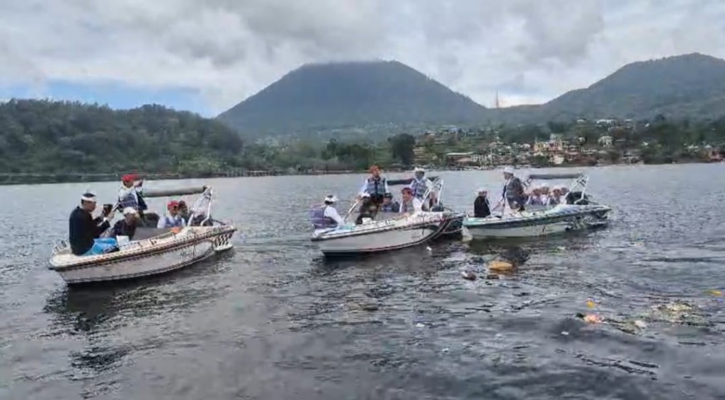 Air Sumber Kehidupan, Masyarakat Hindu Antusias Ikut Mapakerti Ayuning Danu di Danau Batur dan Beratan