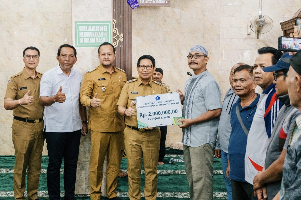 Jelang Hari Raya Idul Fitri Bupati dan Wabup Badung Serahkan Bantuan Rp. 2 Juta/KK Untuk Umat Islam