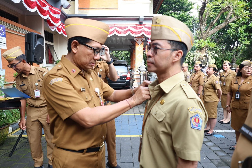 Pimpin Apel Disipin, Sekda Eddy Mulya Sematkan Pin ZI WBBM 