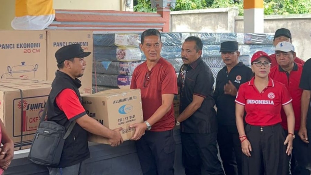 Ringankan Beban Warga Terdampak Banjir, PDIP Buleleng Salurkan Bantuan ke Desa Banjar, Buleleng