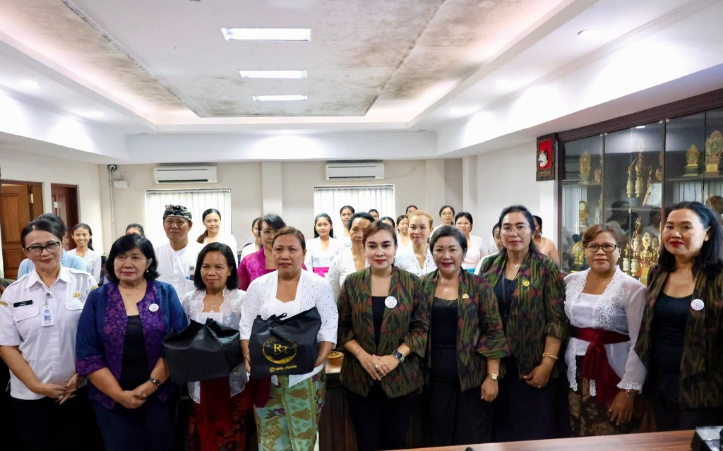 Kaum Perempuan Desa Penatih Dangri Dibekali Pelatihan Sanggul dan Tata Rias