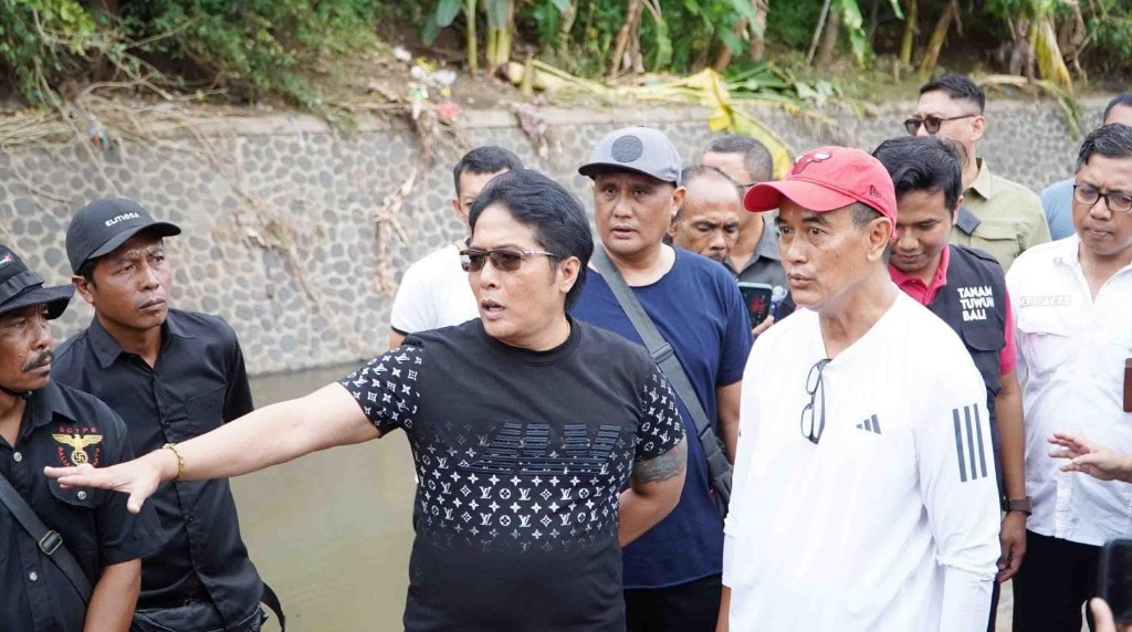 Dokumentasi dari - Wagub Bali Nyoman Giri Prasta, Kunjungi Desa Banjar, Pasca Banjir Bandang, Serahkan Bantuan Kepada Siswa