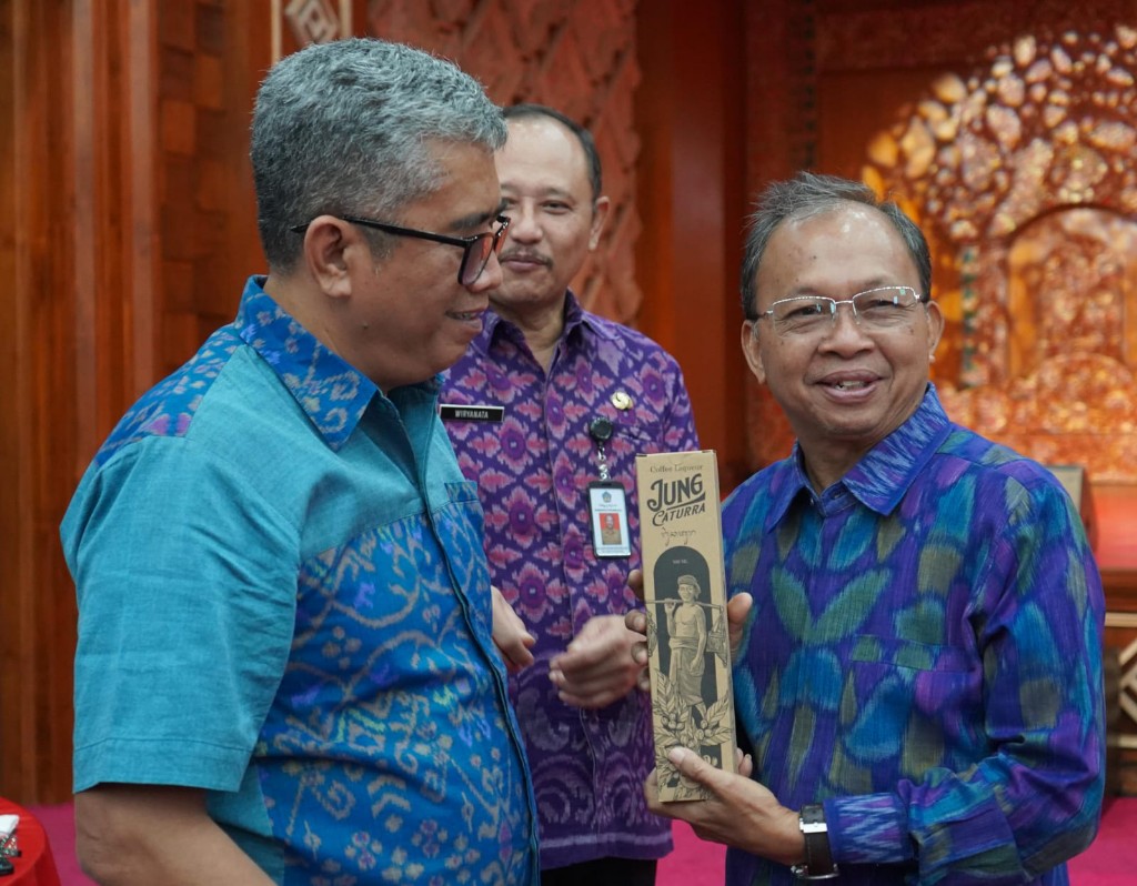 Gubernur Koster Tegaskan Kemasan Produk Arak Bali harus Tertib Gunakan Aksara Bali