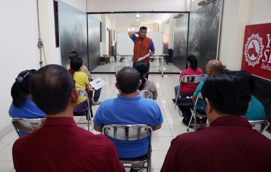 Dorong Gaya Hidup Sehat Alami, Bokashi Naturopati dan UAR Bali Gelar Bakti Sosial Totok Punggung