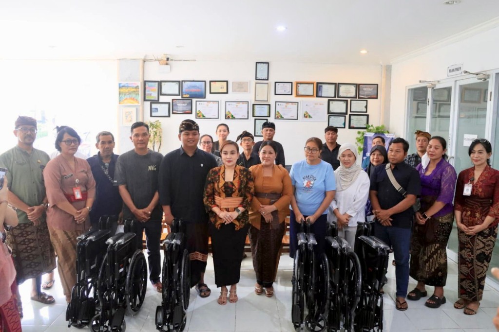 Perkuat Pelayanan Sosial, Pemkot Denpasar Salurkan 100 Kursi Roda