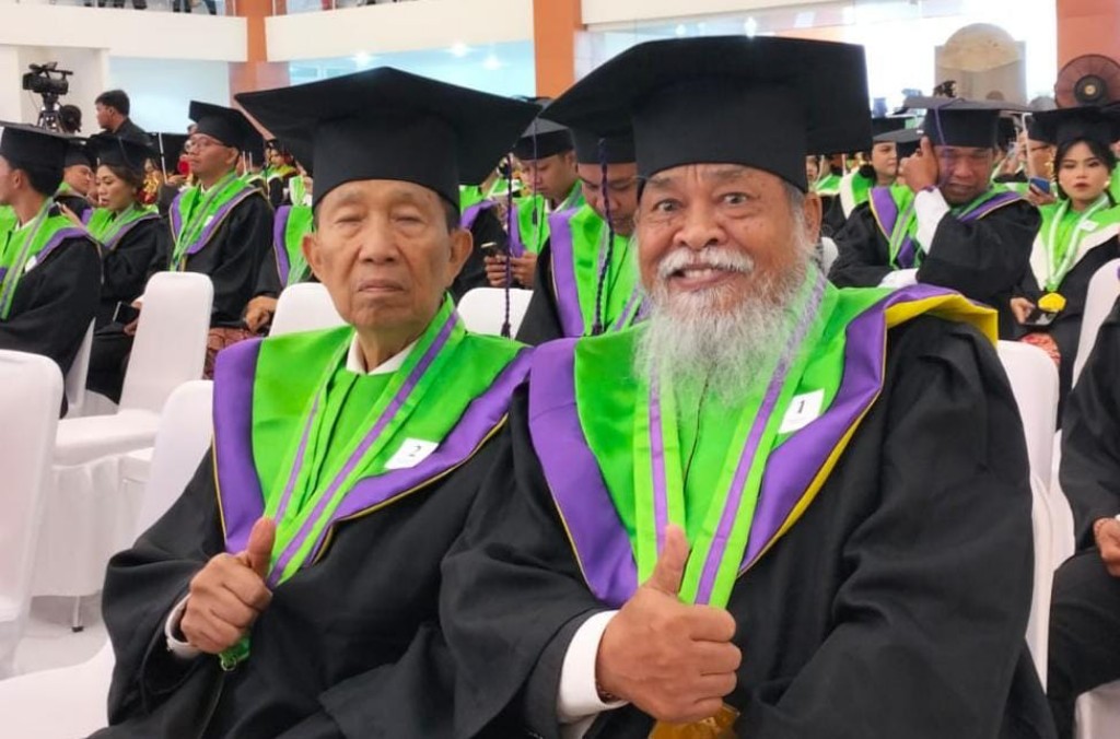 Sender Dinobatkan Mahasiswa Senior dan Berpengalaman, Wisuda Doktor Duduk Bareng Mangku Pastika di UHN IGB Sugriwa