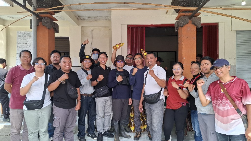 Jurnalis Buleleng Bantu Siswa dan Warga Korban Banjir Bandang Desa Banjar