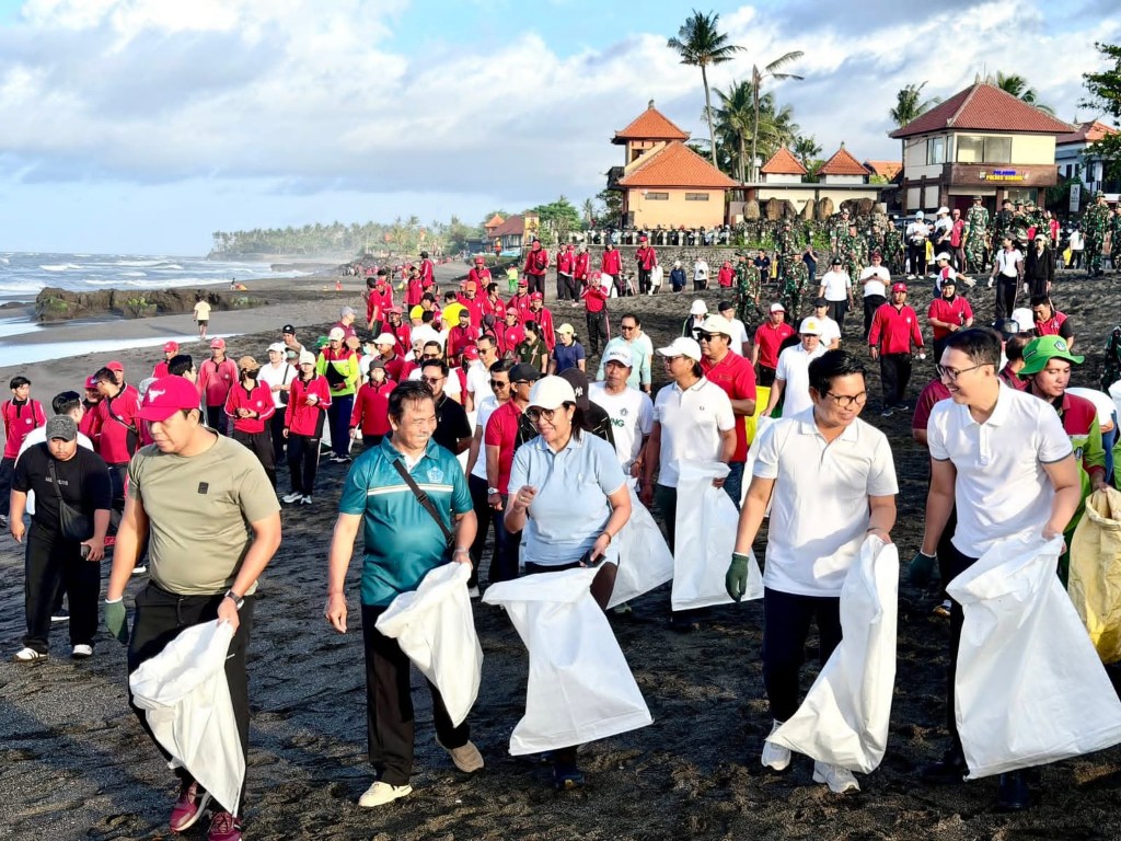 DPRD Badung Bersama Bupati Adi Gelar Korvei Kebersihan di Pantai Munggu