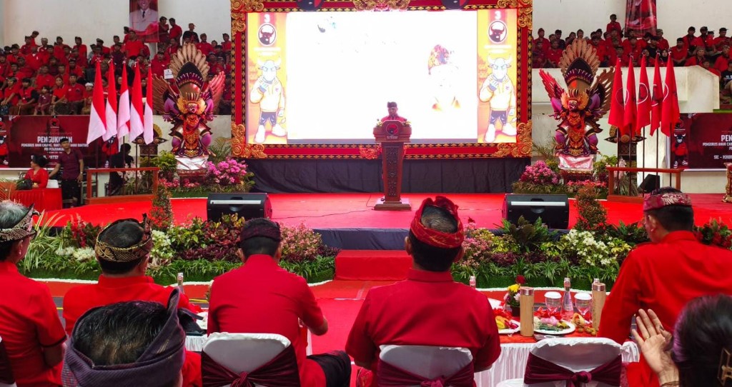 Ketua DPD PDI Perjuangan Bali Koster, Kukuhkan Ribuan Pengurus PAC, Ranting, dan Anak Ranting se-Kabupaten Buleleng