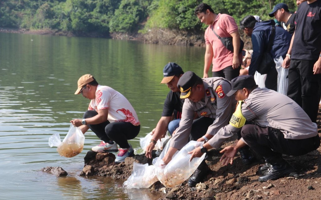 HUT Ke-422 Kota Singaraja, Pemkab Buleleng Tebar 30 Ribu Benih Nila dan Gelar Gemarikan untuk Cegah Stunting