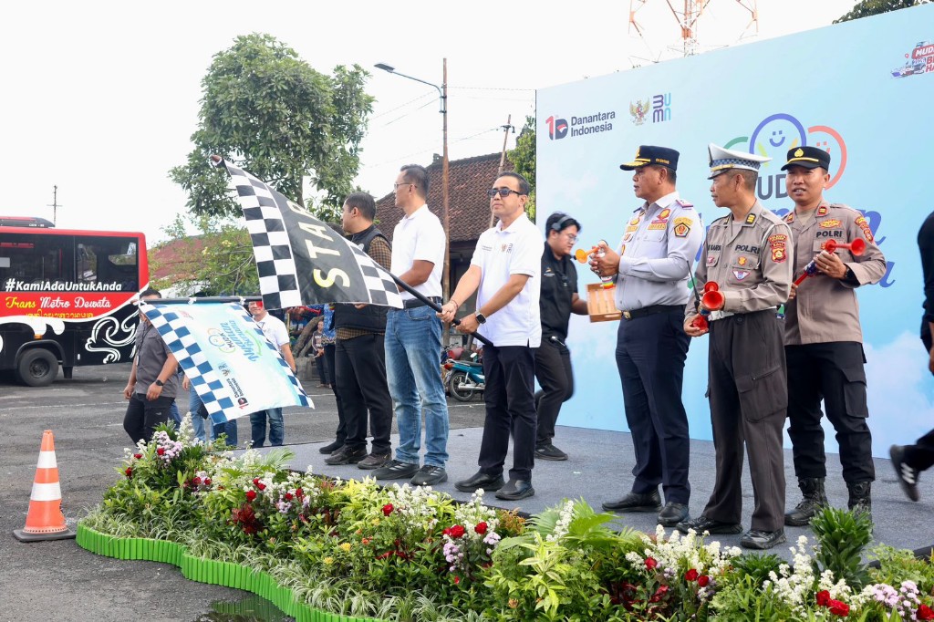 Walikota Jaya Negara Lepas 13 Bus Peserta Mudik Nyaman Bersama PLN