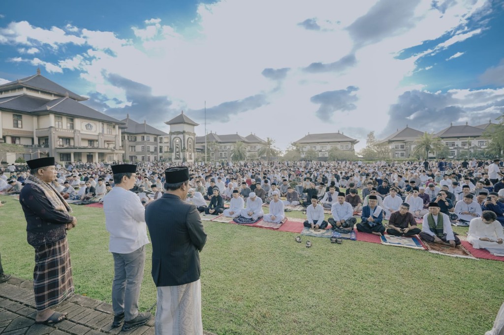 Hadiri Ribuan Jamaah Shalat Id, Adi Arnawa Tekankan Pentingnya Merawat Kerukunan