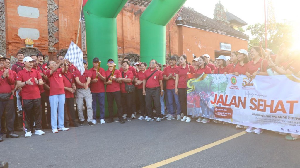 Lepas Jalan Sehat HUT PPNI Bali, Gubernur Koster Harap Peran Aktif Perawat Membangun Kesehatan Masyarakat 