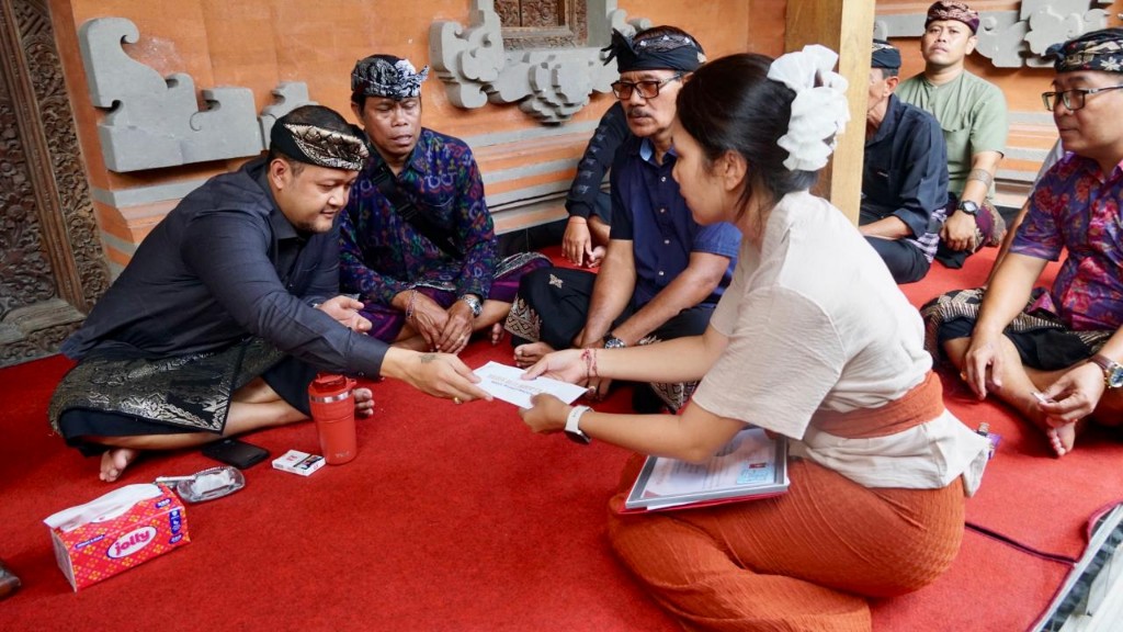 Wabup Badung Serahkan Penghargaan Akta Kematian, Dorong Warga Tertib Administrasi di Pererenan