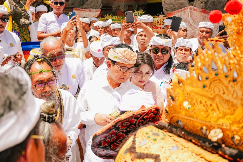 Bupati Adi Arnawa Hadiri Ngodak Pelawatan di Carangsari, Tekankan Warga Jaga Tradisi dan Lingkungan