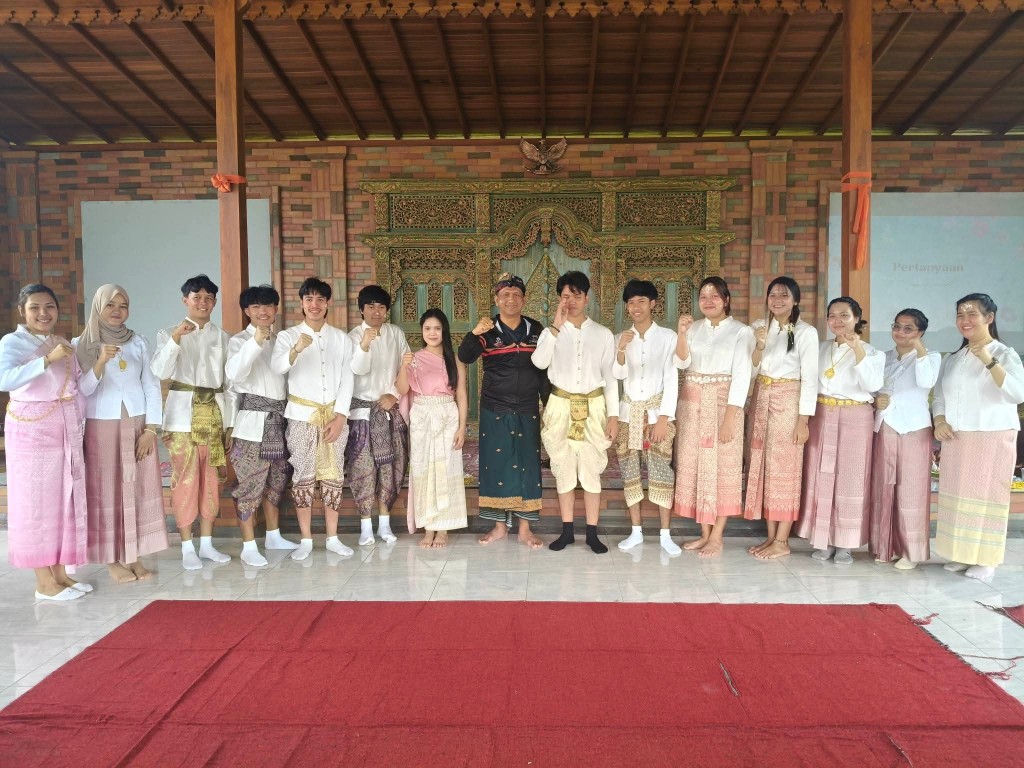 Mahasiswa Thailand Kunjungi Astika Dharma Ashram
