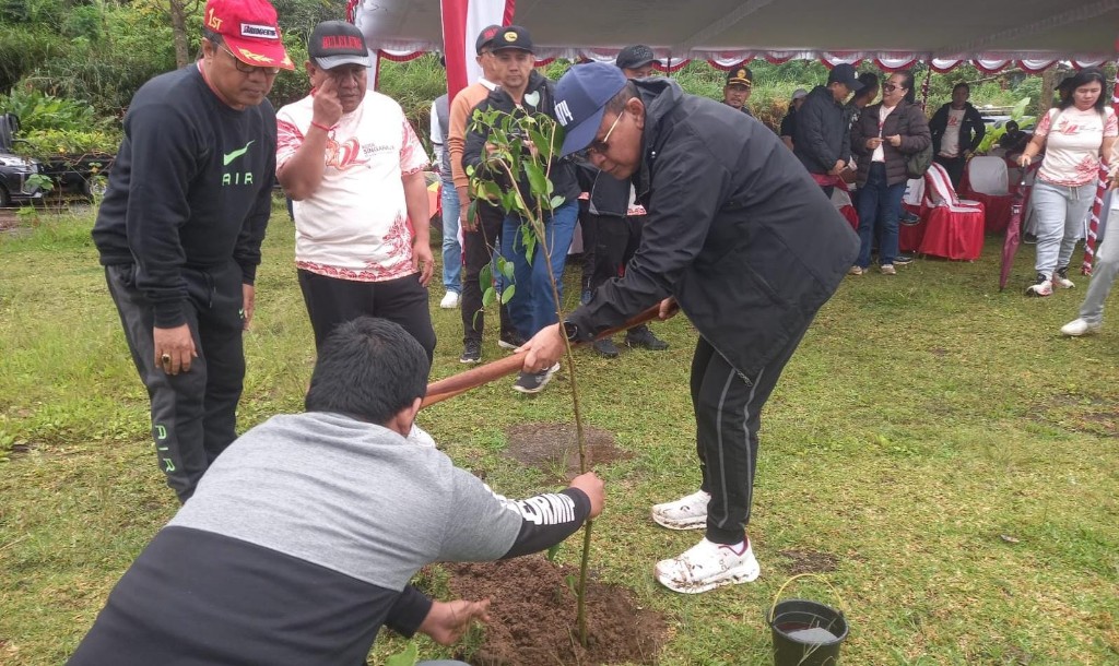 Dokumentasi dari - Bupati Buleleng Beserta KetuaTim Penggerak PKK, Menanam Pohon Dikawasan Danau Buyan Desa Pancasari, Sukasada